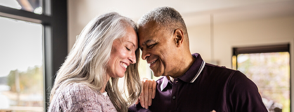 Eine Frau und ein Mann umarmen sich.
