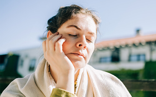 Man sieht das Gesicht einer Frau. 