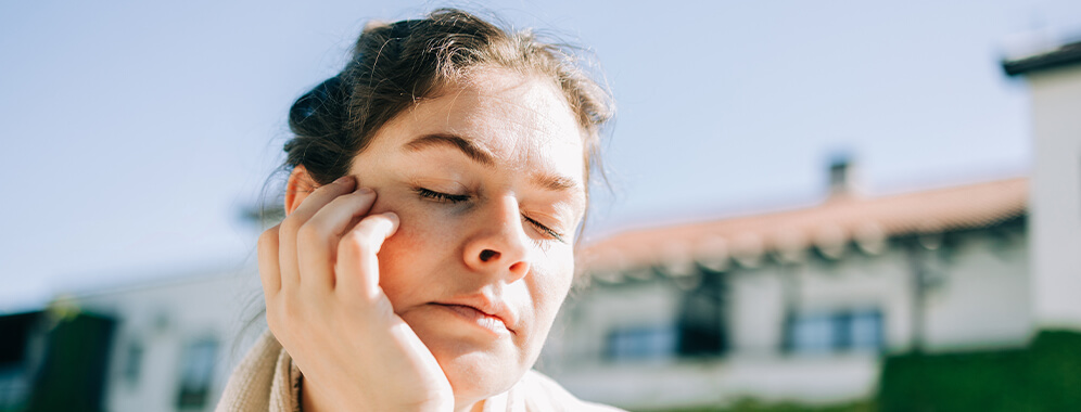 Man sieht das Gesicht einer Frau.