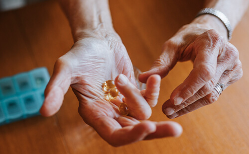 Eine Hand hält einige Pillen.