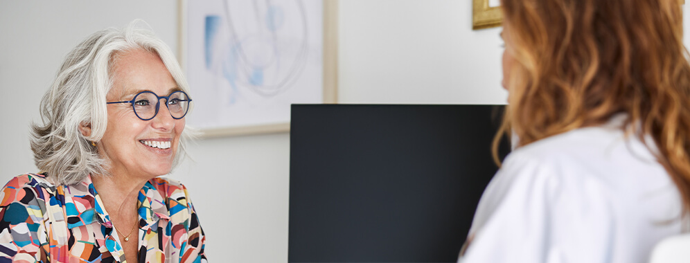 Eine Frau unterhält sich mit ihrer Ärztin. 