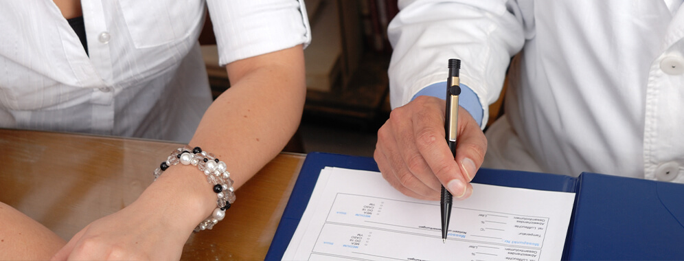 Zwei Personen besprechen Laborwerte.