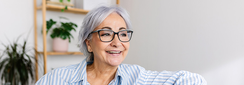 Eine ältere Frau lächelt.