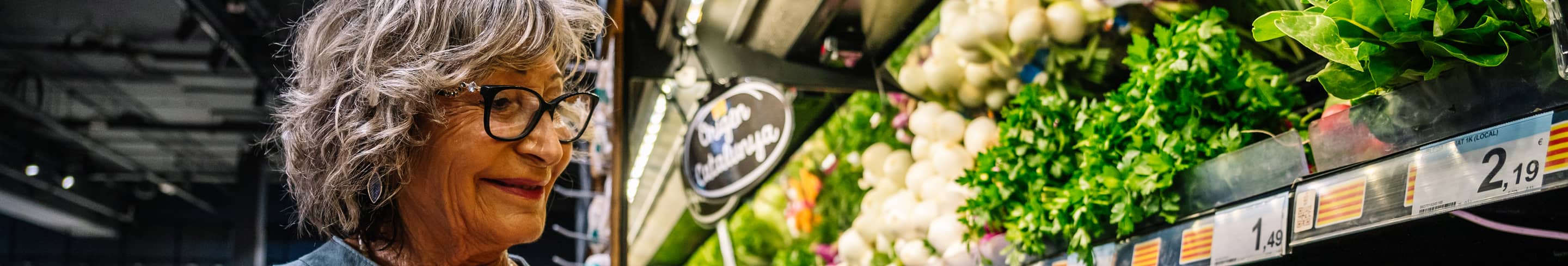 Banner Einkaufstrolley / Seniorin beim Einkaufen