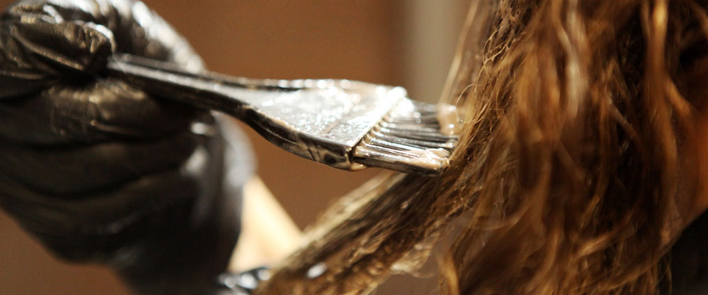 Haare schonend tönen und färben