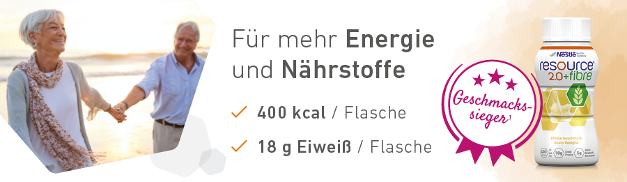 Älteres Paar am Strand, Hand in Hand. Text: Für mehr Energie und Nährstoffe. 400 kcal/Flasche, 18 g Eiweiß/Flasche.