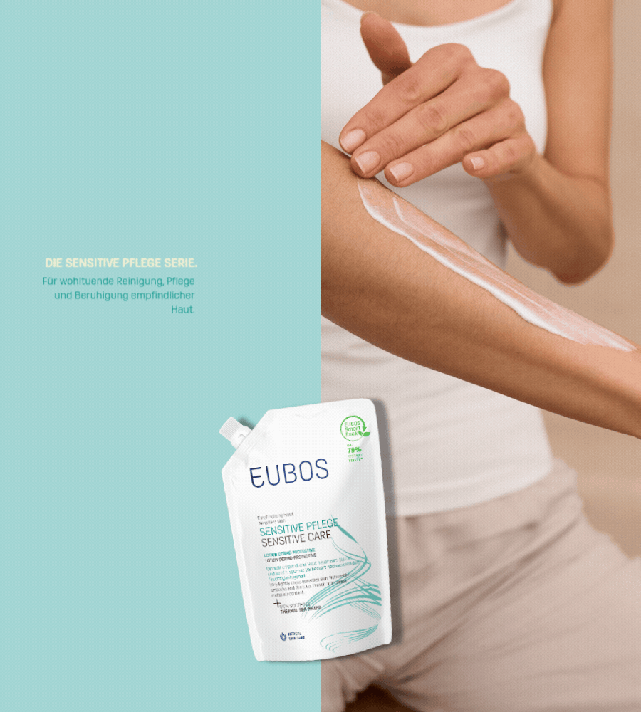 Frau reibt Lotion auf Arm. EUBOS Sensitive Pflege Lotion Dermo Protective Nachfüllbeutel. Türkisfarbener Hintergrund.