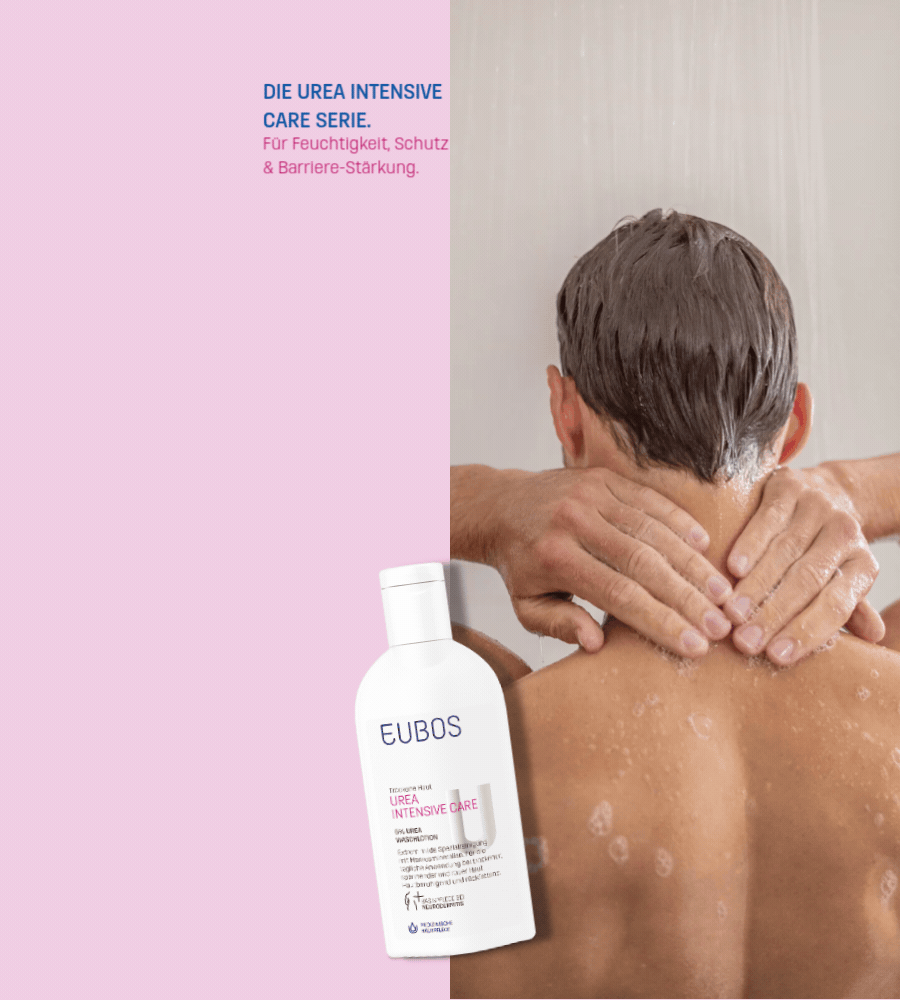 Mann duscht. EUBOS Urea Intensive Care Serie. Flasche im Bild.