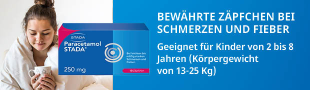 Junge Frau im Bett mit Tasse, eingewickelt in Decke. Packung Paracetamol STADA® Zäpfchen daneben. Text: Bewährte Zäpfchen bei Schmerzen und Fieber. Geeignet für Kinder 2-8 Jahre.