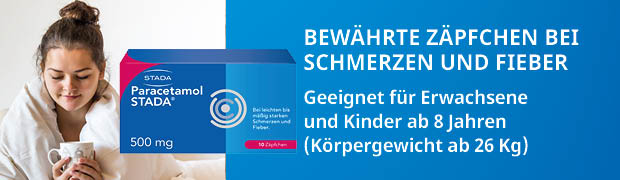 Junge Frau im Bett mit Tasse. Packung Paracetamol STADA 500 mg Zäpfchen. Geeignet für Erwachsene und Kinder ab 8 Jahren.