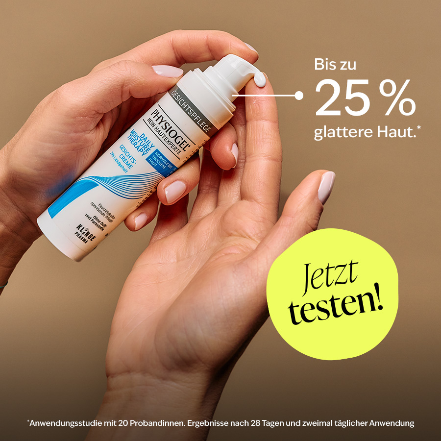 Eine Frau trägt PHYSIOGEL Creme auf, die bis zu 29% straffere Haut verspricht.