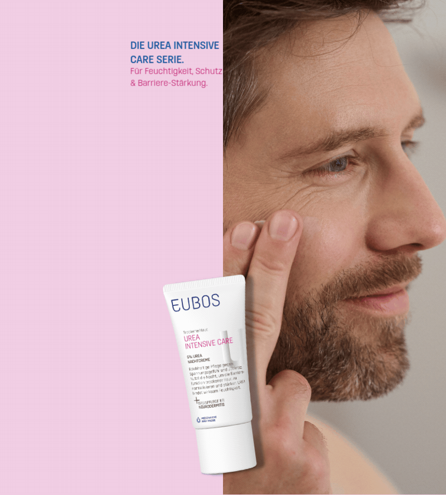 Mann berührt sein Gesicht. EUBOS Urea Intensive Care Nachtcreme. Text: Für feucht-fröhliche Haut.