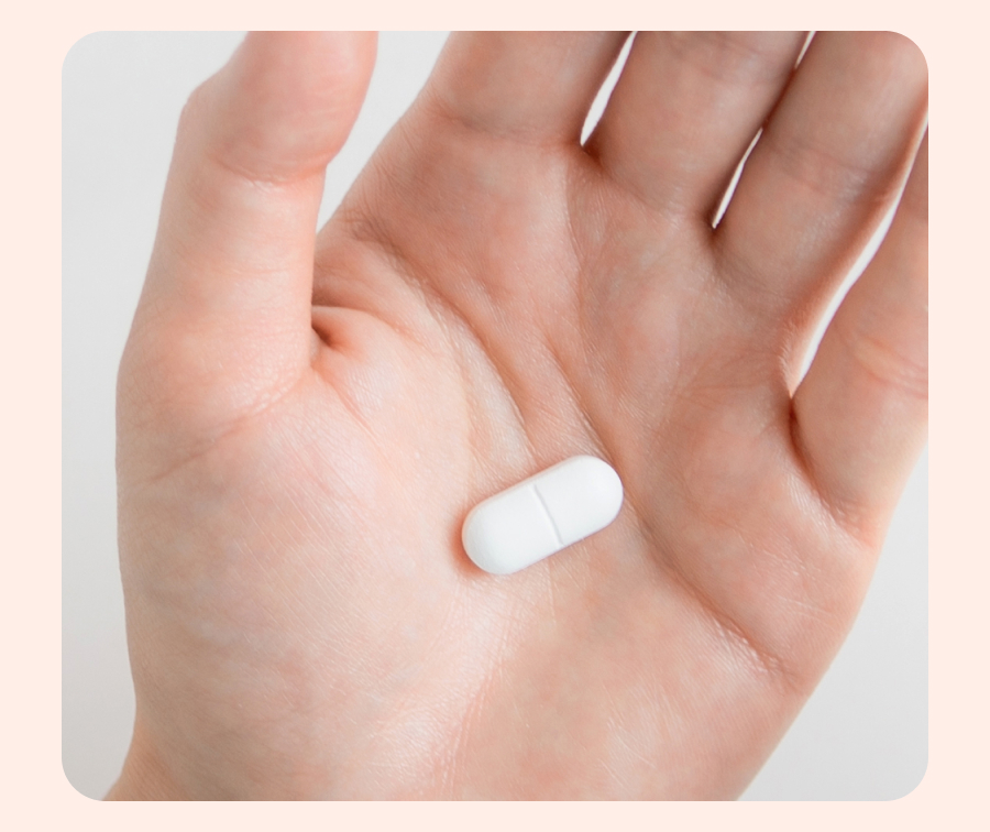 Grafik mit Ibuprofen-Packung, Tablette und Text: 20 Tabletten, 400 mg Ibuprofen, hilft bei Schmerzen & Fieber.