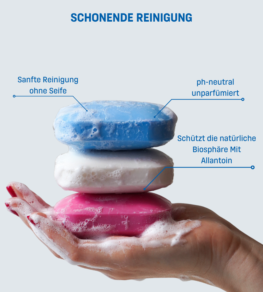 Drei Seifenstücke: blau, weiß, rosa. Text: SCHONENDE REINIGUNG. Ohne Seife, pH-neutral, Allantoin.