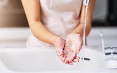 Hände unter fließendem Wasser, Seife, Waschbecken. Hygienemaßnahme.