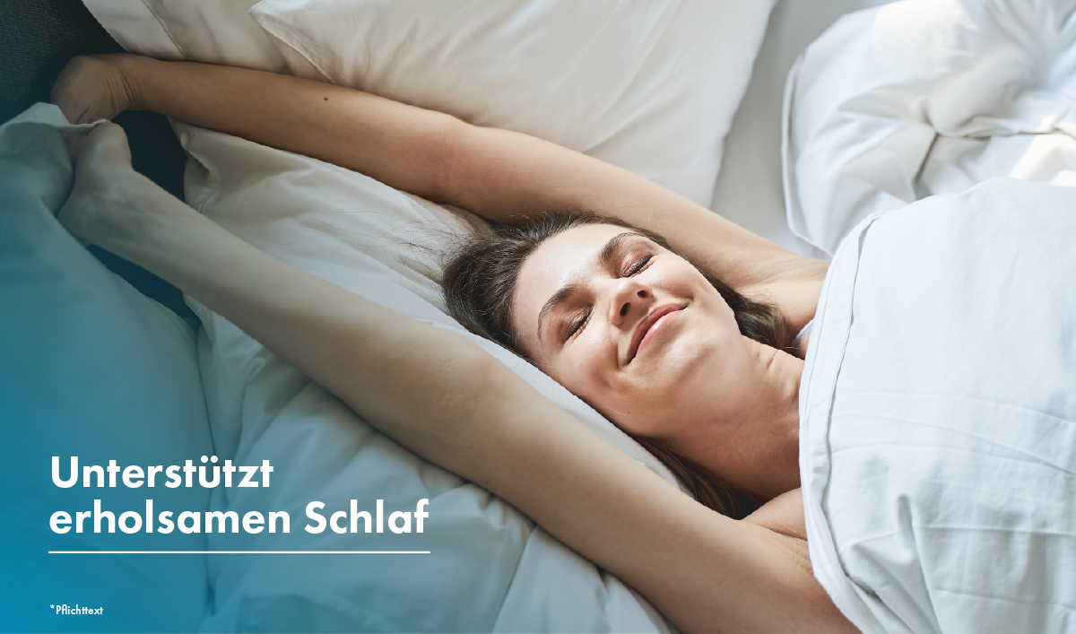 Frau schläft entspannt im Bett. Text: Unterstützt erholsamen Schlaf.