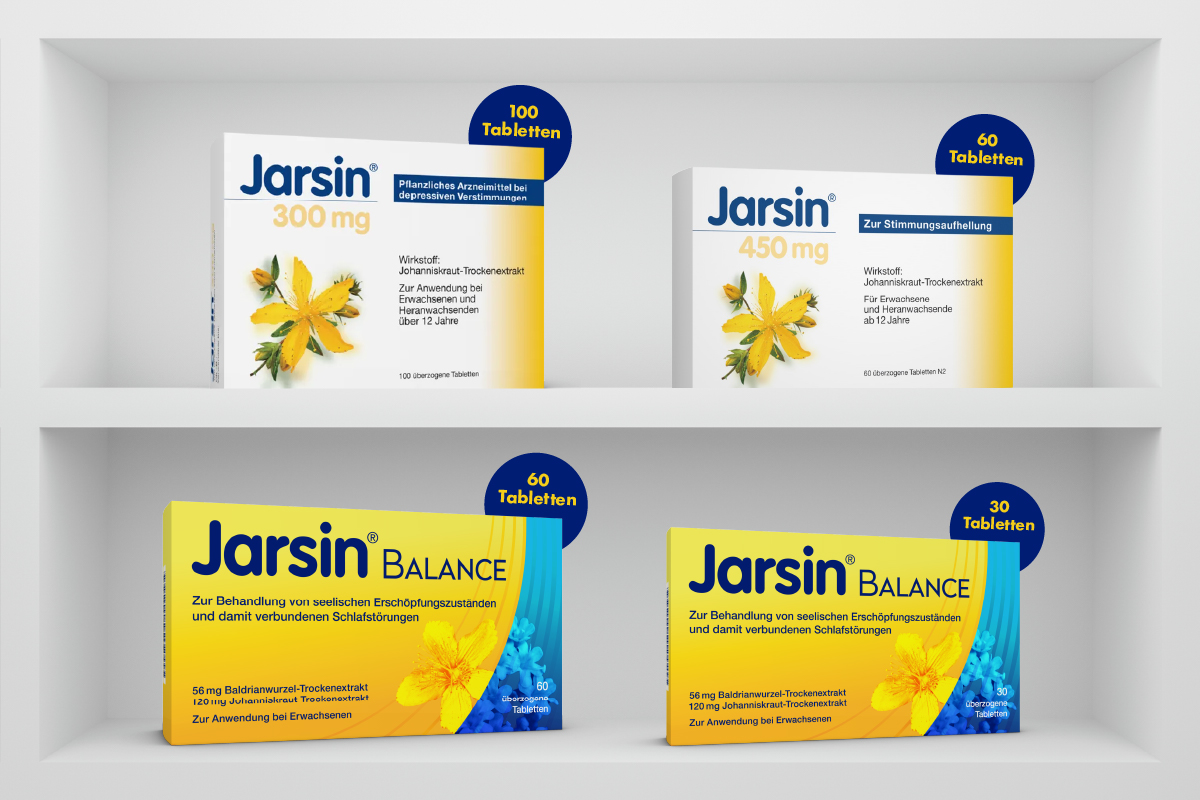 Regal mit Jarsin-Packungen in verschiedenen Größen und Dosierungen.