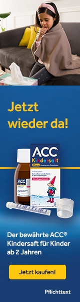 Ein Kind sitzt draußen und hustet. Es trägt eine rote Mütze und einen grünen Mantel.