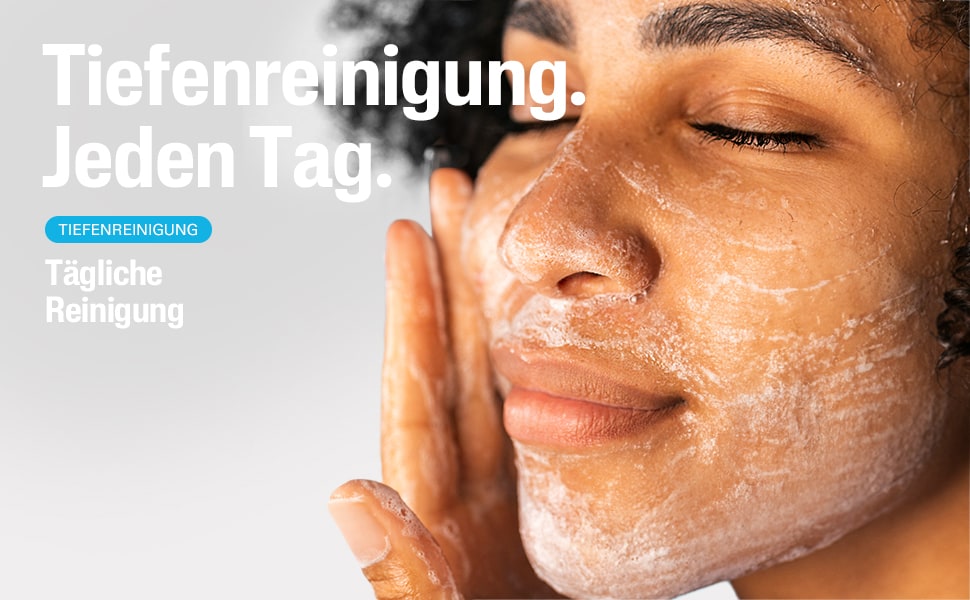 Frau reibt Gesicht mit Reinigungslotion ein. Text: Tiefenreinigung. Täglich.