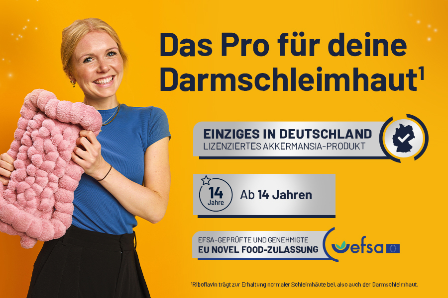 Frau lächelt und hält ein Darm-Kissen. Text über ein lizenziertes Akkermansia-Produkt.