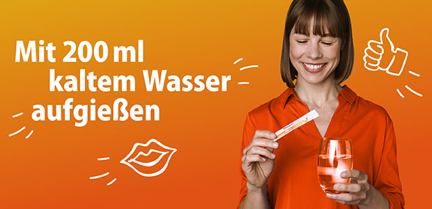 Frau hält Beutel und Glas Wasser. Text: Mit 200 ml kaltem Wasser - aufgießen. Hintergrund orange.