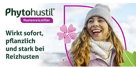 Frau lächelt, Text: Wirkt sofort, pflanzlich und stark bei Reizhusten. Florale Elemente.