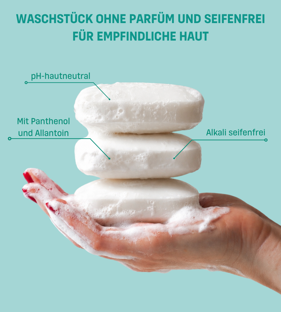 Hände mit drei EUBOS Sensitive Pflege Fest Waschstück. Text: Waschstück ohne Parfum und seifenfrei.