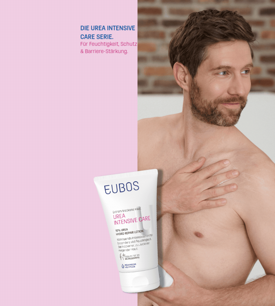 Mann mit EUBOS Urea Intensive Care Lotion. Produkt in der Hand. Für trockene Haut.