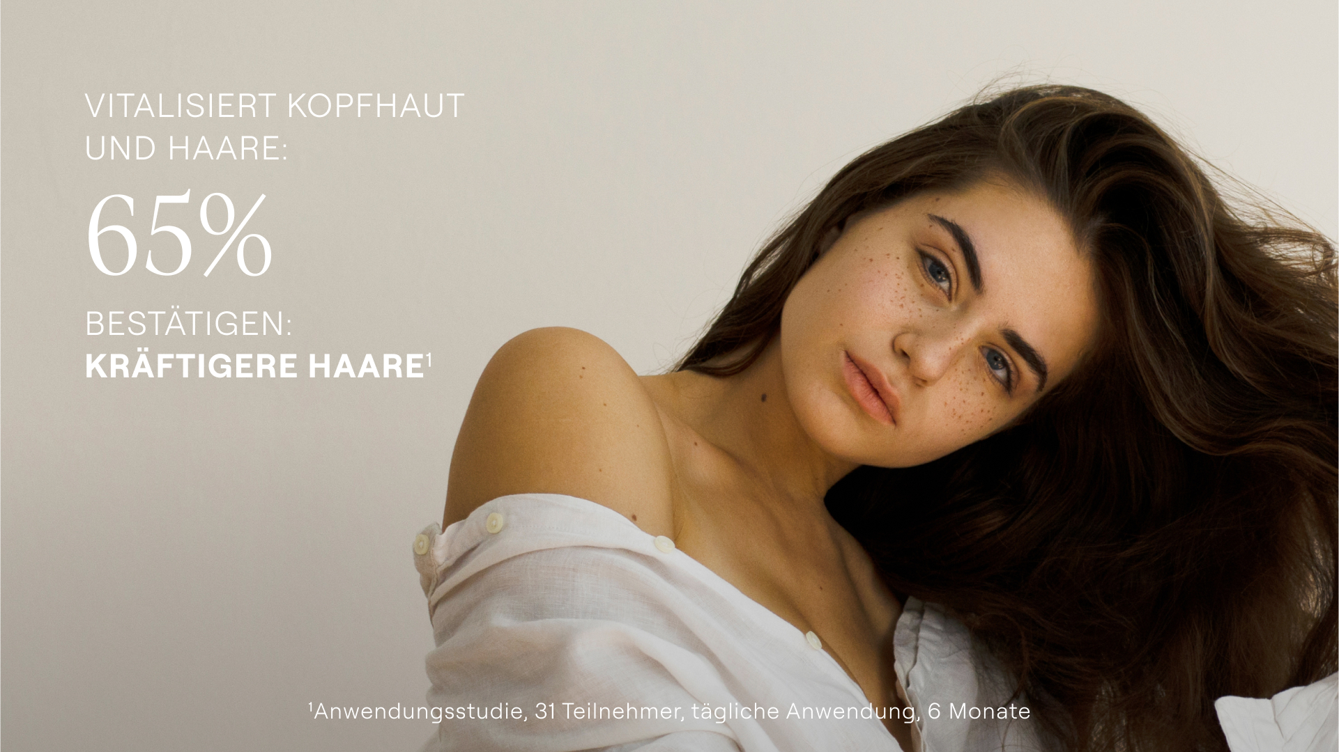 Junge Frau mit braunem Haar. Text: Vitalisiert Kopfhaut und Haare. 65% bestätigen kräftigere Haare.