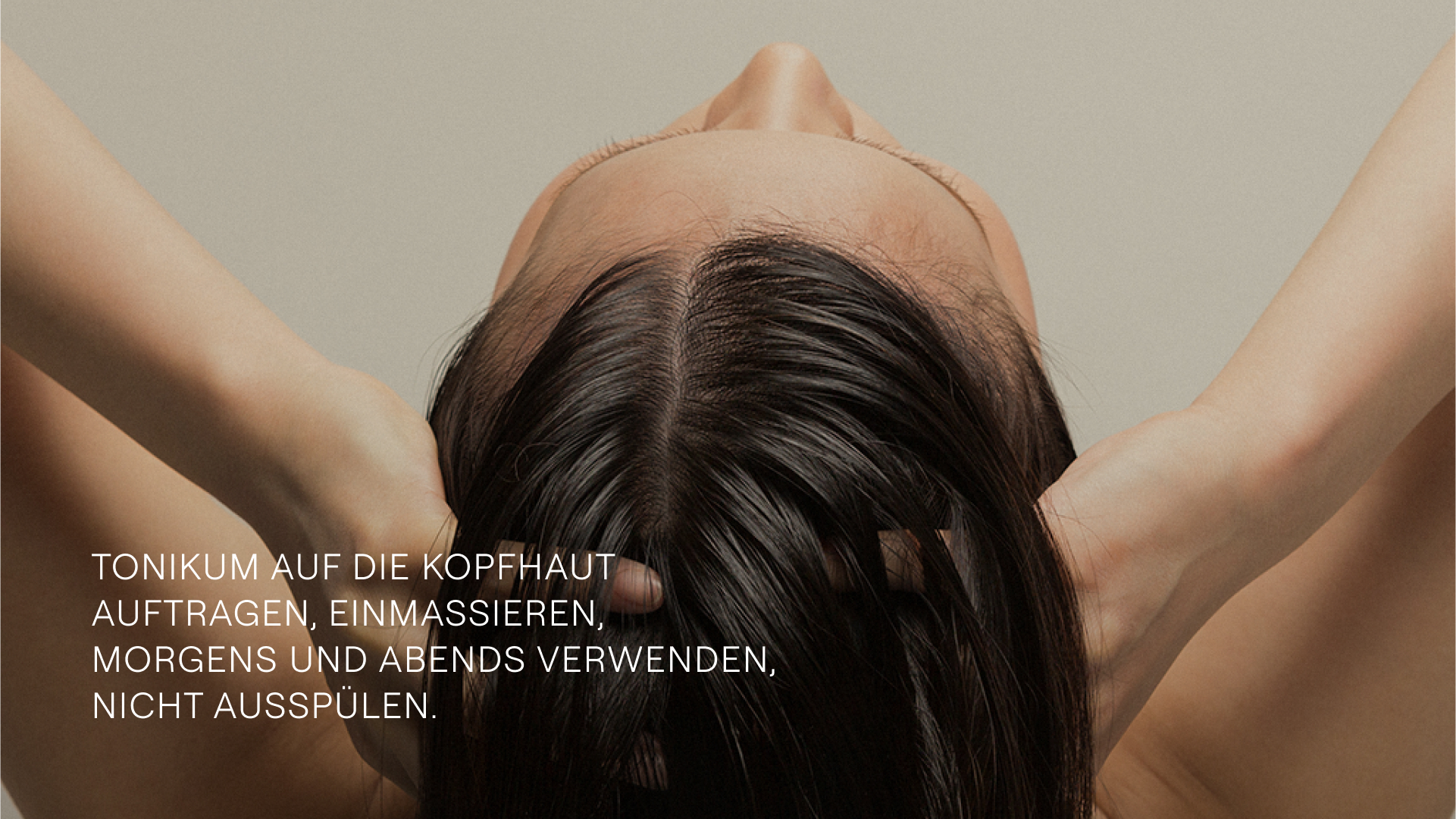 Person mit dunklem Haar, Kopf nach hinten geneigt. Text: Tonikum auf die Kopfhaut auftragen, einmassieren, morgens und abends verwenden, nicht ausspülen.