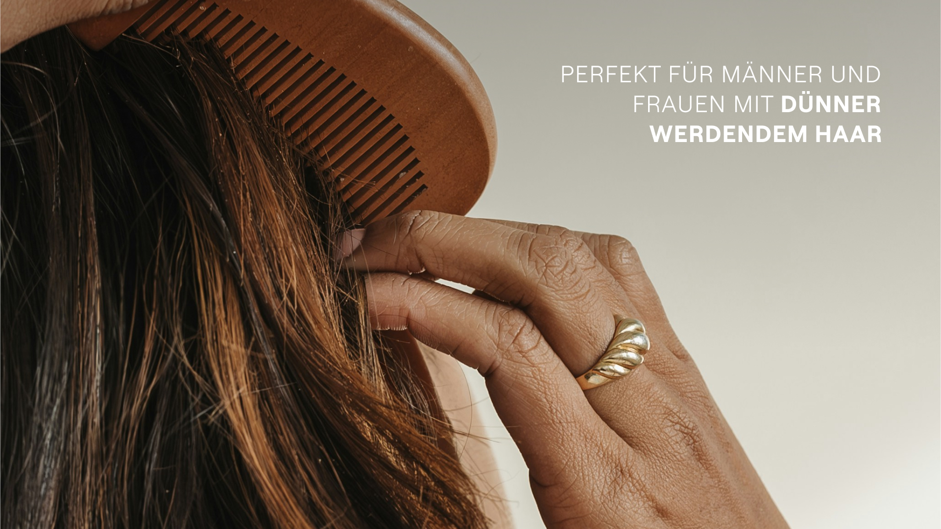 Person kämmt sich mit einem Holzkamm durch das Haar. Text: Perfekt für Männer und Frauen mit dünner werdendem Haar.