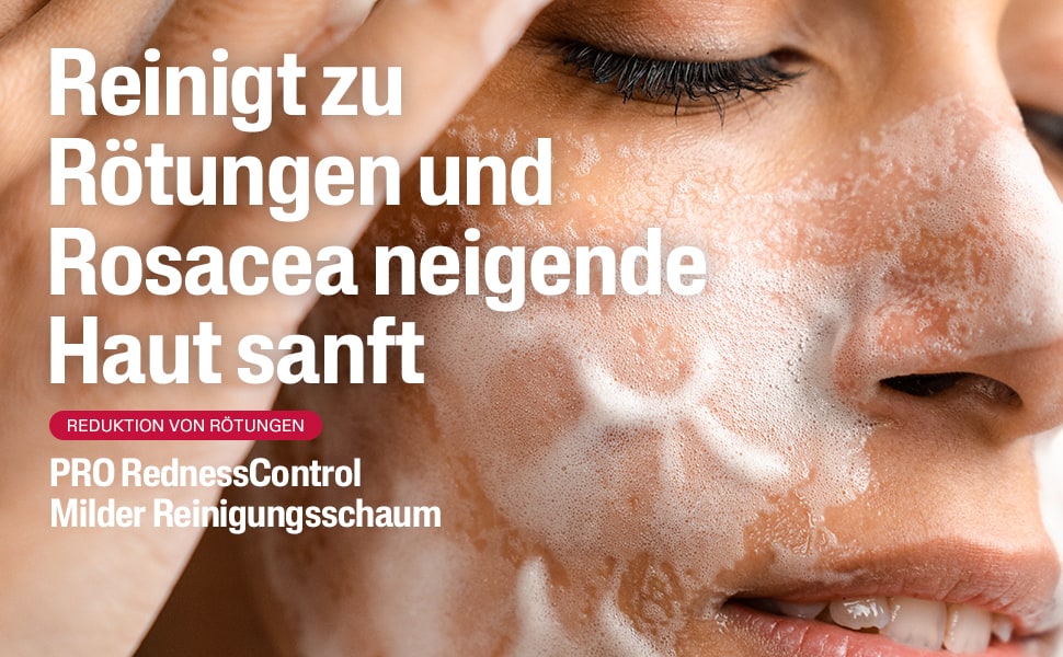 Frau wäscht Gesicht mit Schaum. Text: Reinigt zu Rötungen und Rosacea neigende Haut sanft.