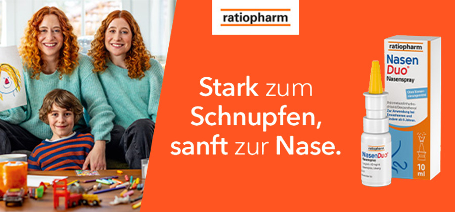 Zwei Frauen und ein Kind auf Sofa. Text: Stark zum Schnupfen, sanft zur Nase. NasenDuo Nasenspray.