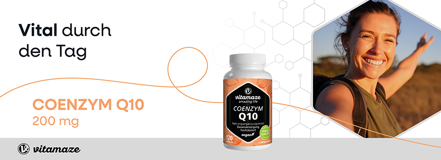 Frau im Freien. Flasche Coenzym Q10 von vitamaze. Text: Vital durch den Tag. Logo vitamaze.