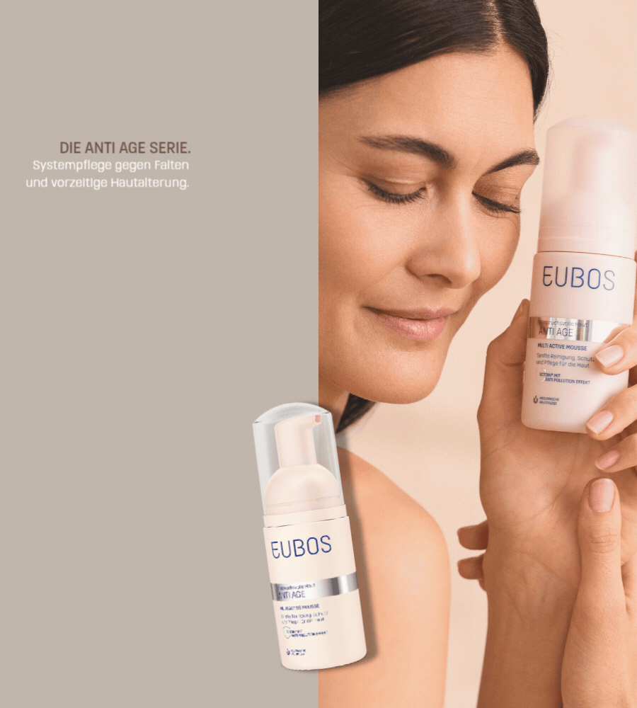 Frau hält EUBOS Anti Age Mousse. Text: Anti Age Serie. Systempflege gegen Falten.