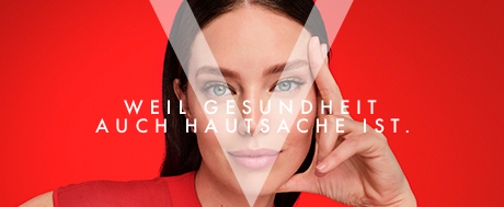 Frau mit strahlender Haut vor rotem Hintergrund, mit Text Weil Gesundheit auch Hautsache ist.