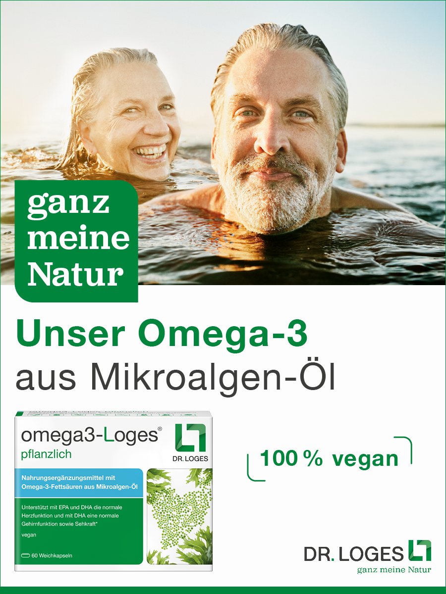 Ein älteres Paar schwimmt im Meer. Text: ganz meine Natur. Unser Omega-3 aus Mikroalgen-Öl. Verpackung von omega3-Loges pflanzlich. 100% vegan.