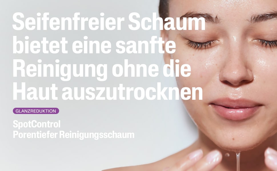 Frau mit Gesichtswasser. Text: Seifenfreier Schaum, sanfte Reinigung.