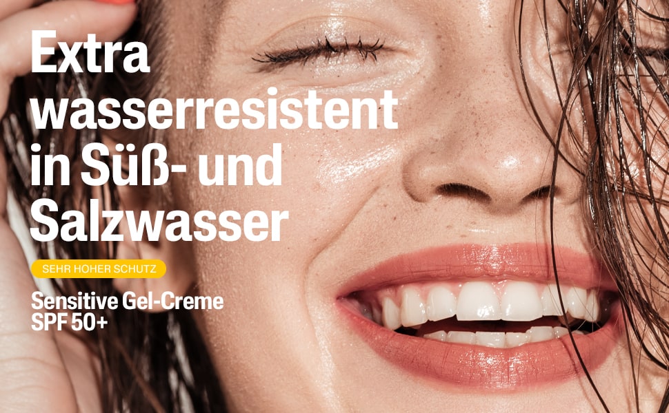Frau lächelt. Text: Extra wasserresistent in Süß- und Salzwasser. Sehr hoher Schutz.