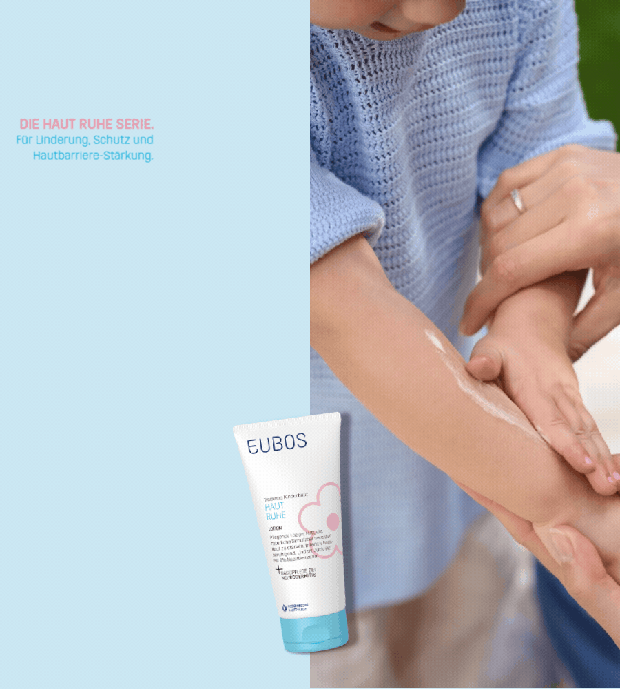 Mutter trägt EUBOS Haut Ruhe Lotion auf die Arme ihres Kindes auf.