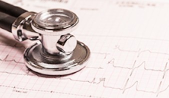 Frau hält Hände vor Gesicht. Liegt im Bett.