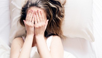 Schwangere Frau mit Teddybär. Nahaufnahme des Bauches.