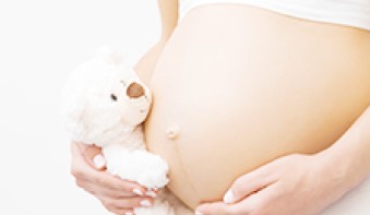 Werbebanner mit Frau, Spray und Schachtel. Text: Rauchen aufhören? Nicotin AL Spray.