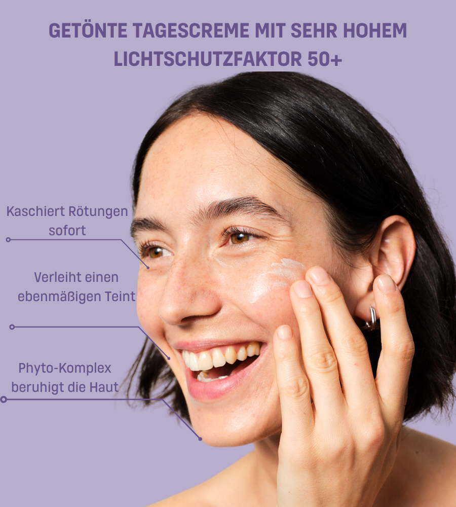 EUBOS Kühl & Klar Anti-Rötung CC Creme. Frau trägt Creme auf. Lila Hintergrund. Mit LSF 50+.
