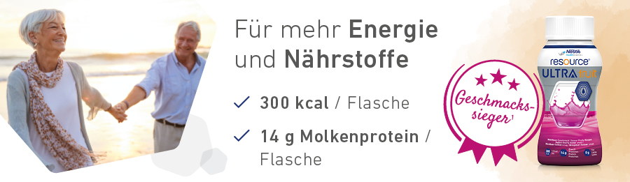 Älteres Ehepaar am Strand. Text: Für mehr Energie und Nährstoffe. 300 kcal/Flasche, 14 g Molkenprotein/Flasche.