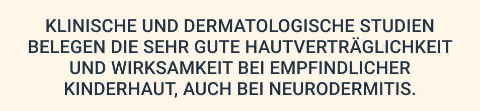 Tropfen der Sonnencreme mit den Inhaltsstoffen Licochalcone A und Glycyrrhetinsäure.