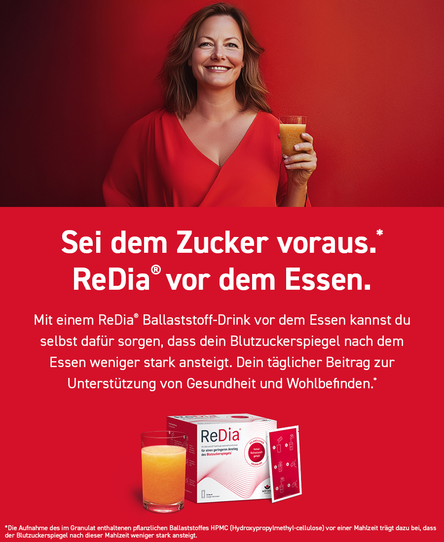 Frau hält Glas mit Getränk. Roter Hintergrund. Text: Sei dem Zucker voraus. ReDia® vor dem Essen.