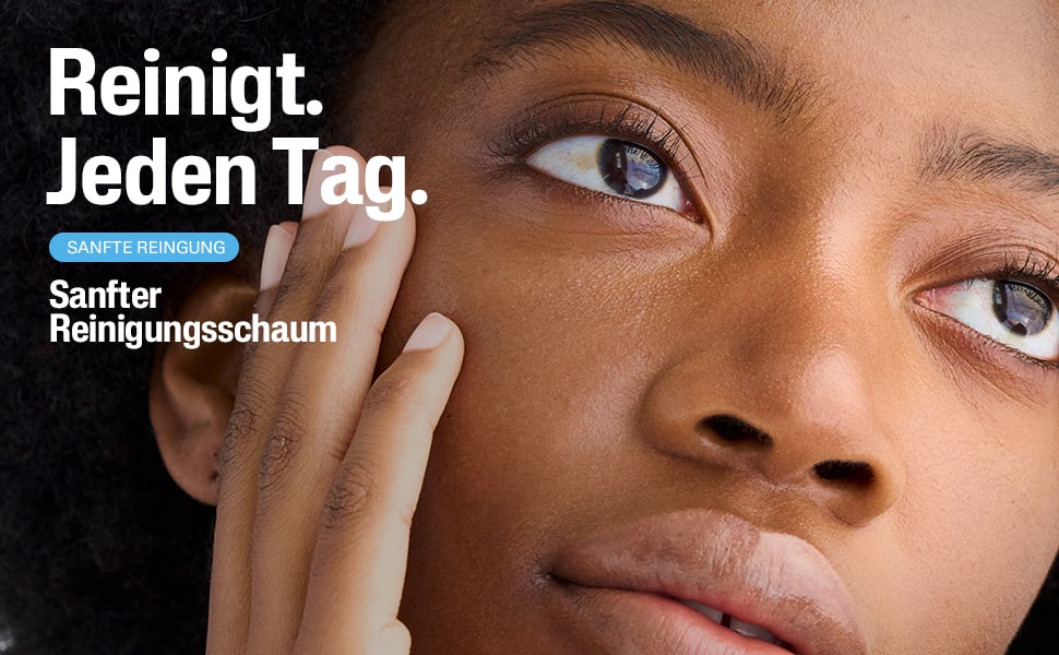 Nahaufnahme eines Gesichts. Reinigt jeden Tag. Sanfter Reinigungsschaum.