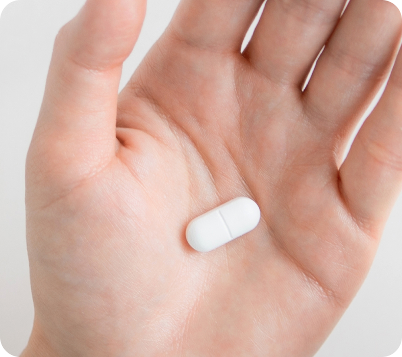 Schachtel mit Redcare Ibuprofen 400 mg Filmtabletten. Weiß, mit rosa Akzent. Text: Ibuprofen, 50 Filmtabletten.