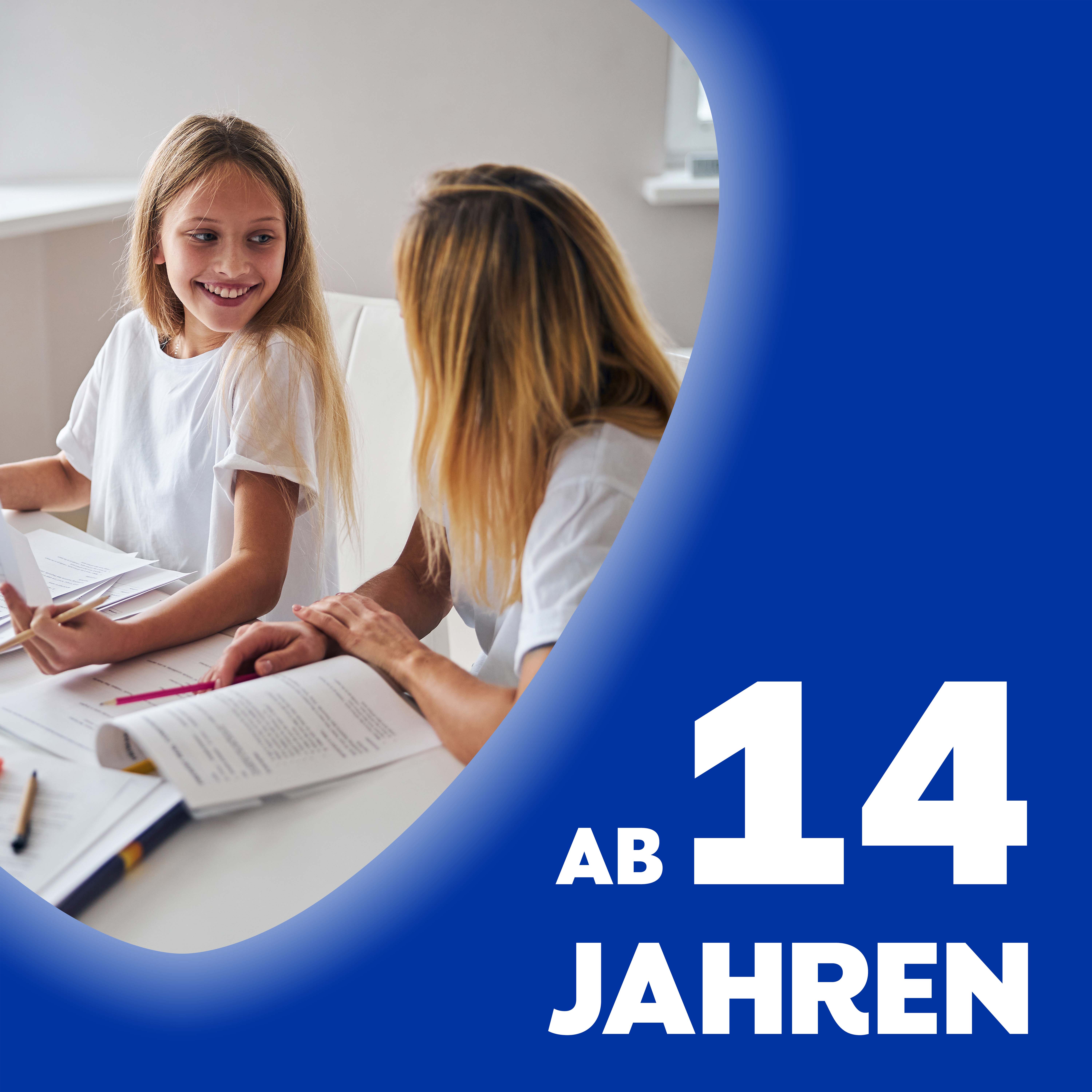 Mädchen und Frau sitzen am Tisch. Text: Ab 14 Jahren.
